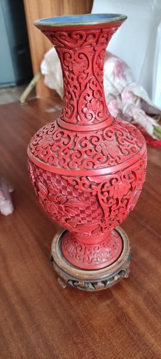 Chiński wazon z cynobrowej laki