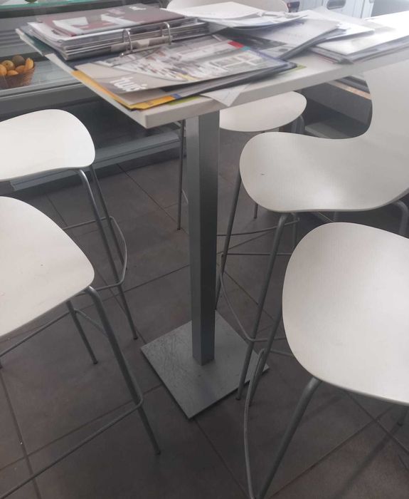 Mesas e Cadeiras Altas Café