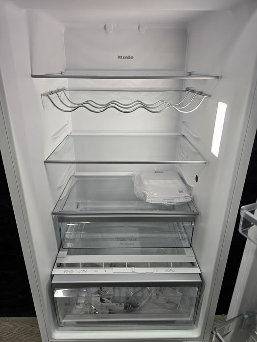 Вбудований холодильник Miele®️ KDN7724 E Active 2024р Виставка