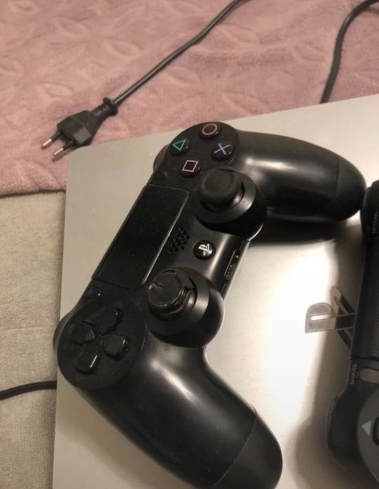 PS4 com dois comandos