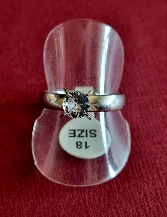 Anel solitário, prateado, em aço inoxidável. T18