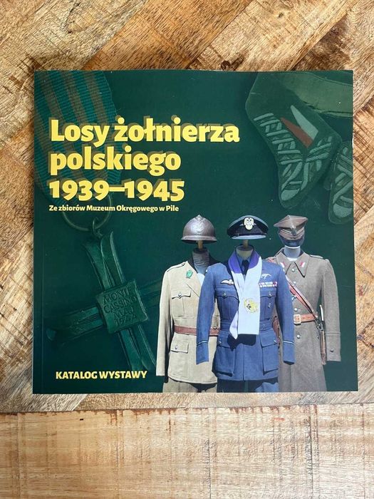 Losy żołnierza polskiego katalog wystawy Wojsko odznaka orzełek