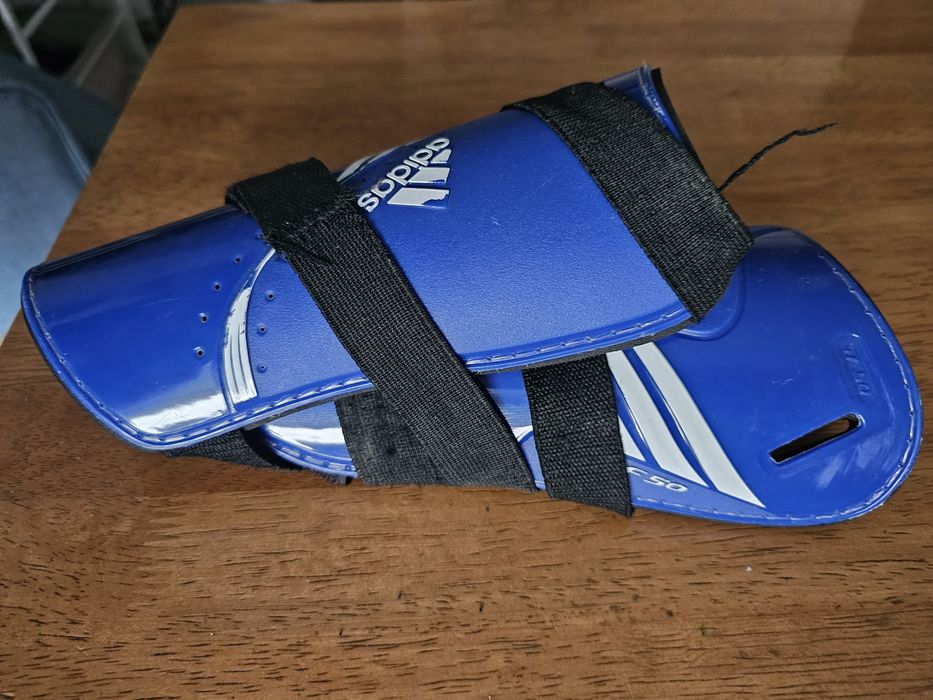 Caneleiras Adidas F50 tamanho M