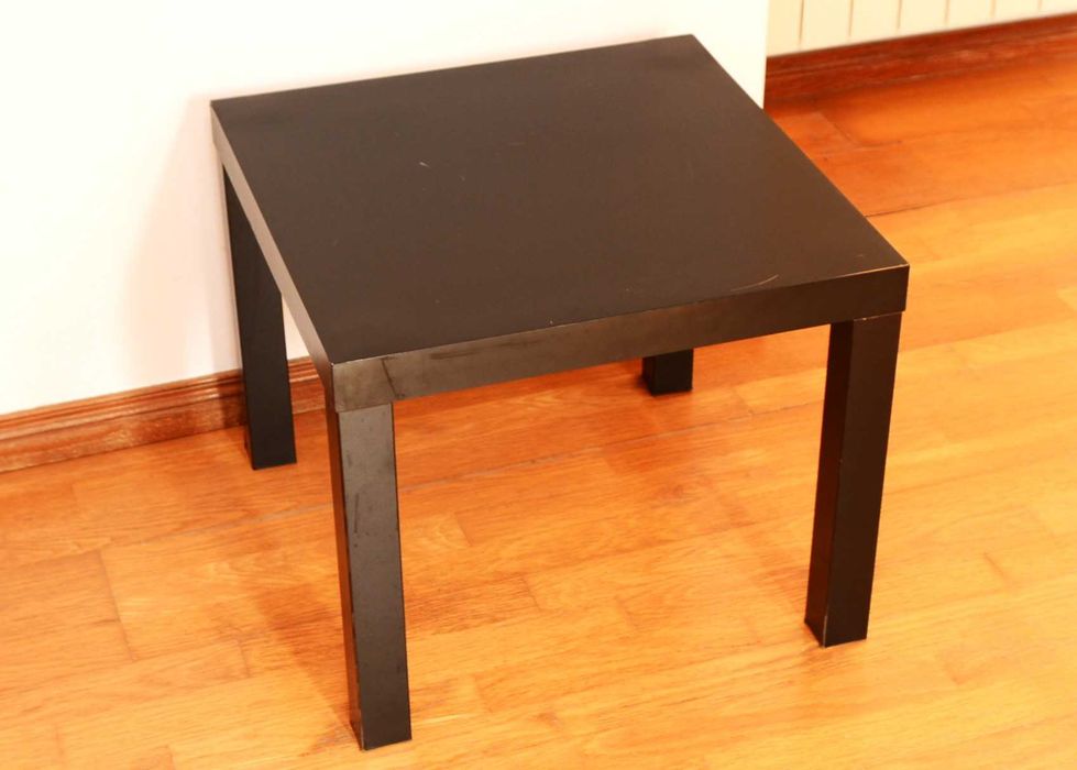 Pequena mesa de apoio preta