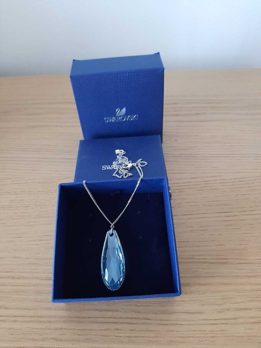 Fio Swarovski com pendente azul água (novo)