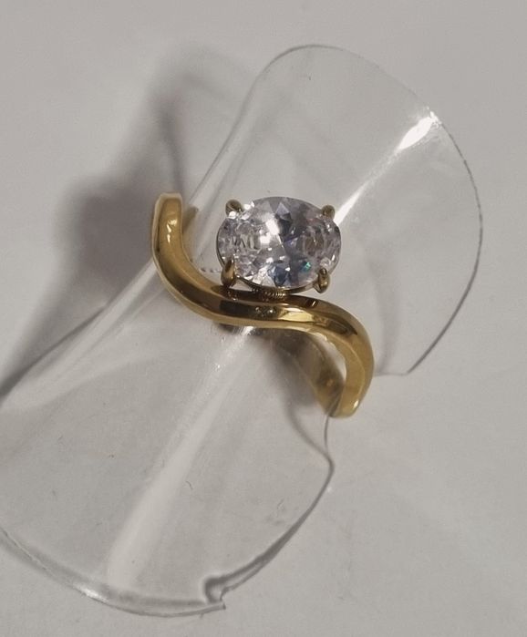 Anel dourado, em aço, muito diferente e com um ponto de luz oval. Ajustável