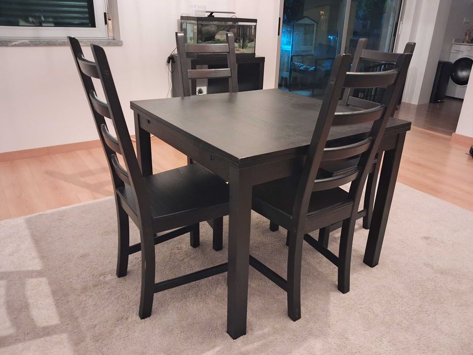 Mesa extensível e 4 cadeiras