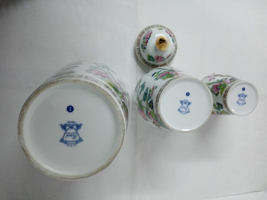 Jarras em porcelana, com motivos florais