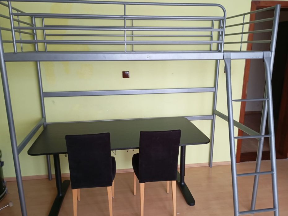 Łóżko piętrowe biurko dwa krzesła