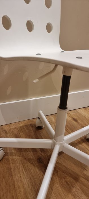 Cadeira IKEA com rodas para criança