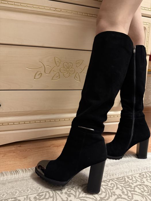 Продам замшевые сапожки Anna Lucci, черного цвета.