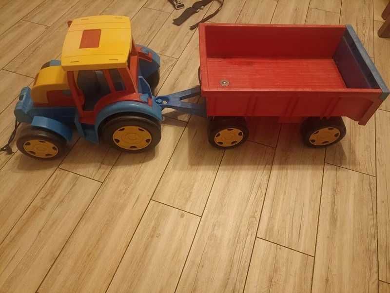 Traktor z przyczepą