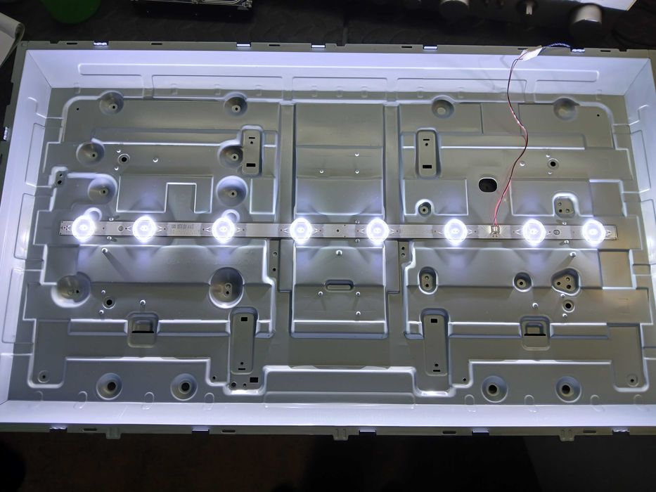 PEÇAS - TV LED 32" - LG 32LK510BPLD - com Ecrã Danificado!!