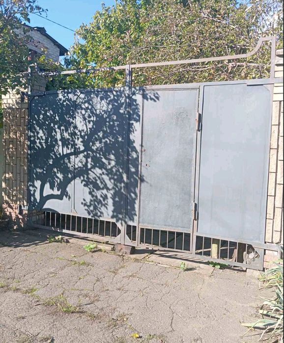 Будинок на Мопрі (вул. Херсонська) гараж.