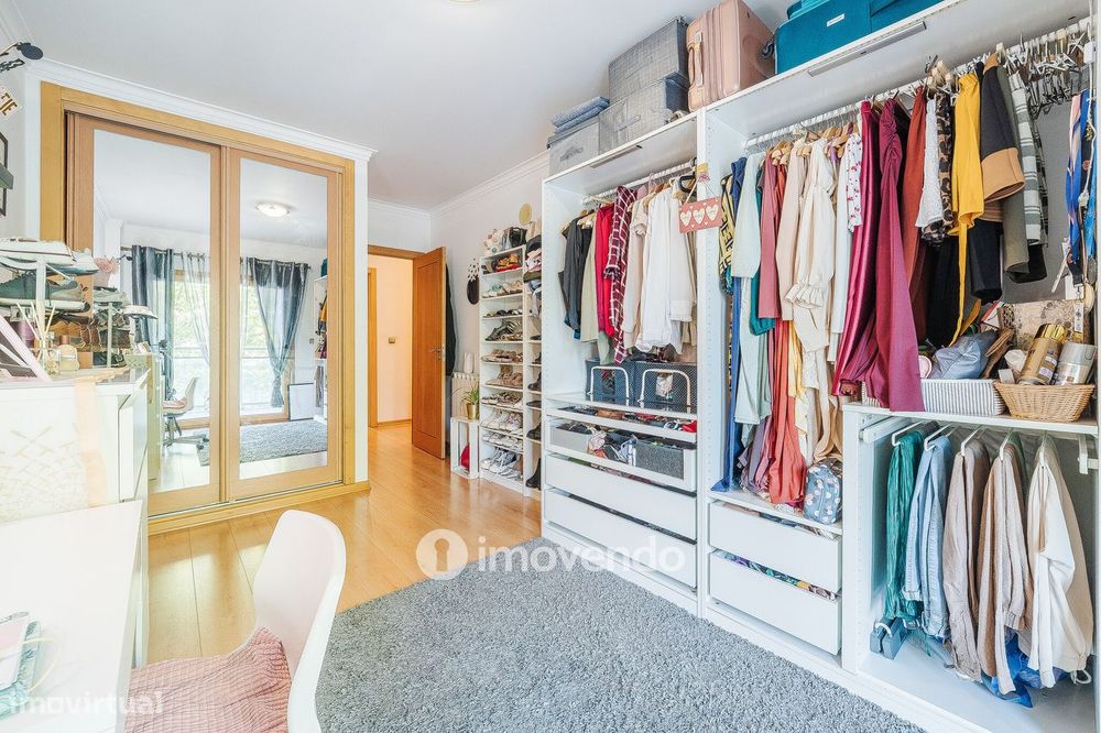 Apartamento T2 moderno, com garagem e varanda enorme, na Malvarosa