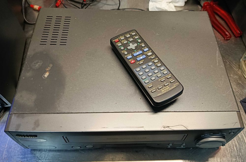Leitores VHS com avaria Philips VR 675 de 6 cabeças stereo nicam e Sharp a 50 eur e 25 eur