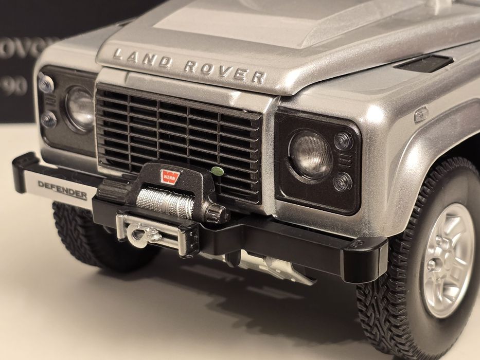 KYOSHO Land Rover Defender 90 Skala 1:18