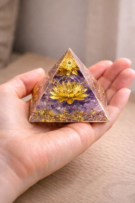 Piramida ametystowa 6 cm elegancka dekoracja Spokój Harmonia Rownowaga