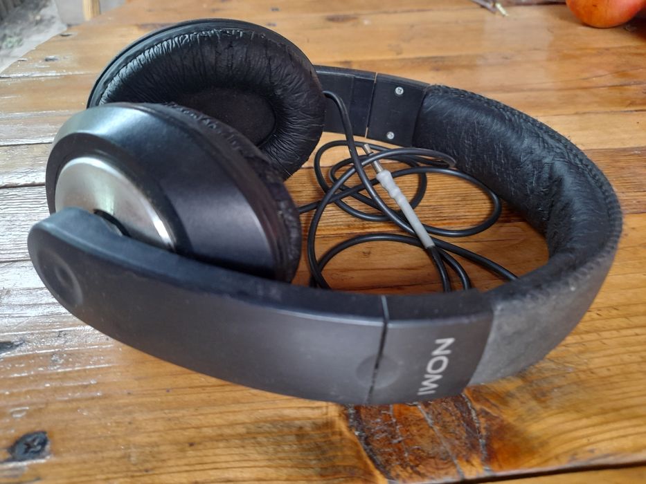 Провідні навушники.