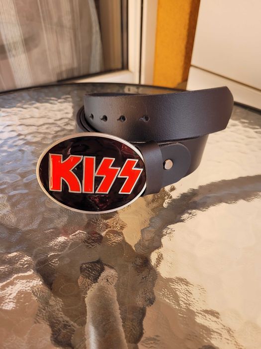 Czarny skórzany pasek ręcznie robiony z klamrą zespołu Kiss