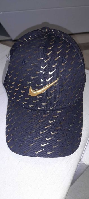 Boné preto com logos dourados Nike