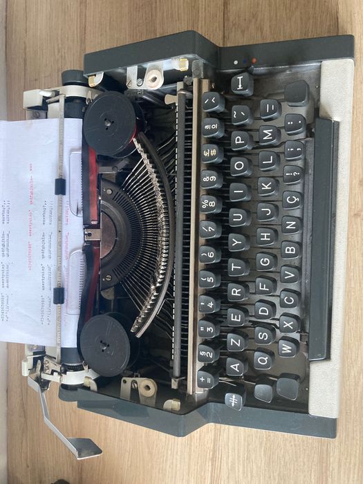 Máquina de escrever  ***  Olympia