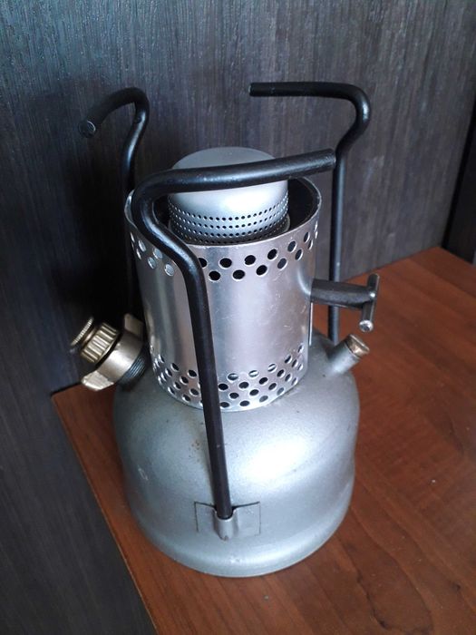 Кухонне приладдя. Примус для приготування їжі.