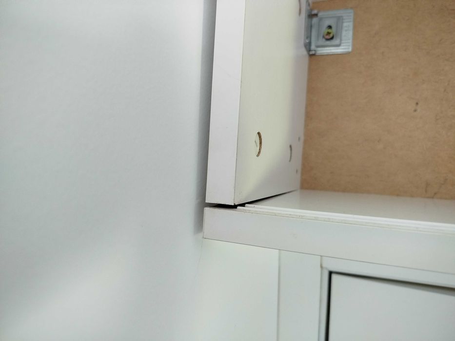Estante de parede com portas deslizantes