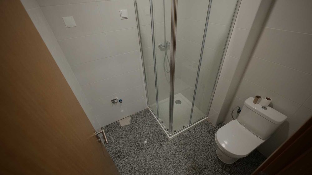 Quarto com varanda e wc privado - casa nova renovada