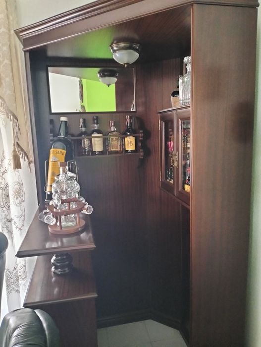 Bar de canto em mogno