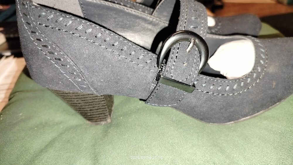 Eleganckie botki na słupku rozmiar 41