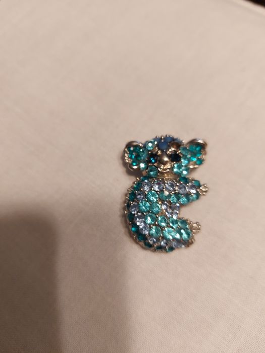 Broche / Pregadeira Koala, com brilhantes.