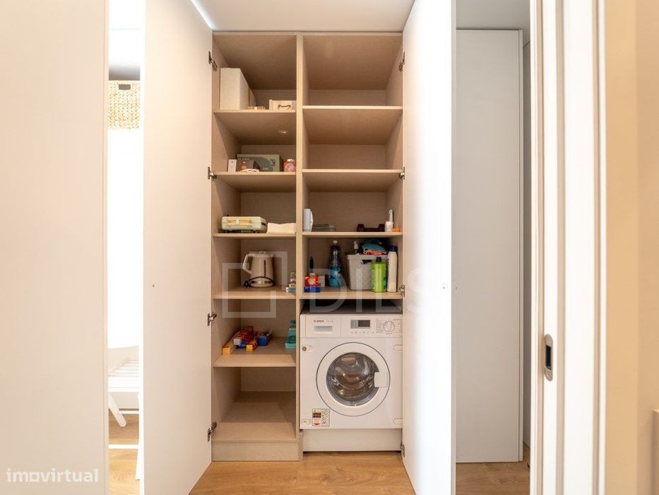 Apartamento T0 com varanda, garagem e arrumos em Matosinhos