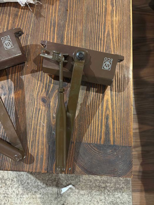 Samozamykacz do drzwi YALE