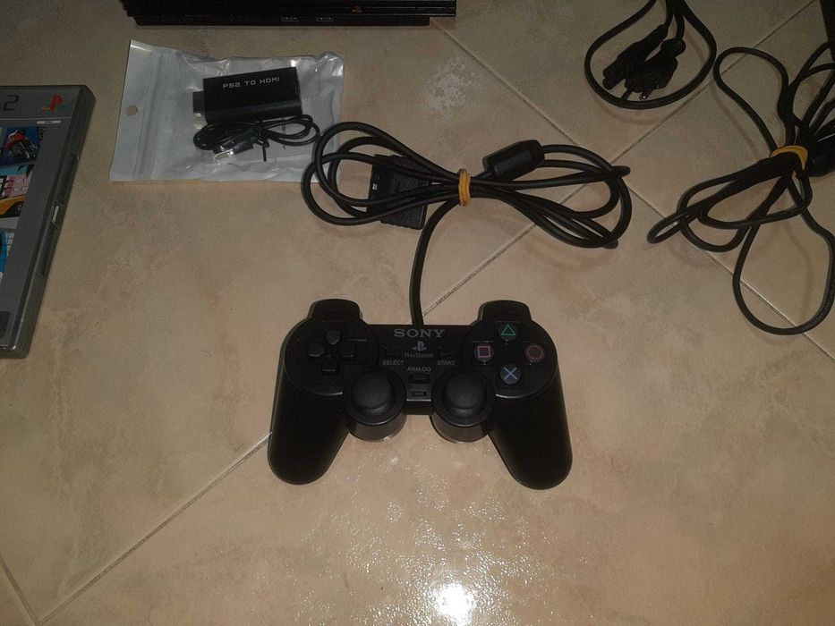 PS2 com 1 comando e 1 jogo GTA