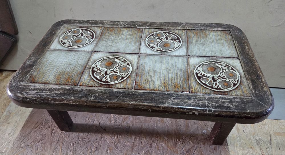 Stolik drewniany z płytkami ceramicznymi. Niski.