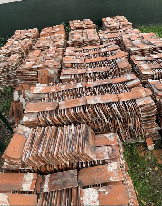 Cena 50gr/ sztuke Dachówka karpiówka skladowana na paletach z rozbiorki