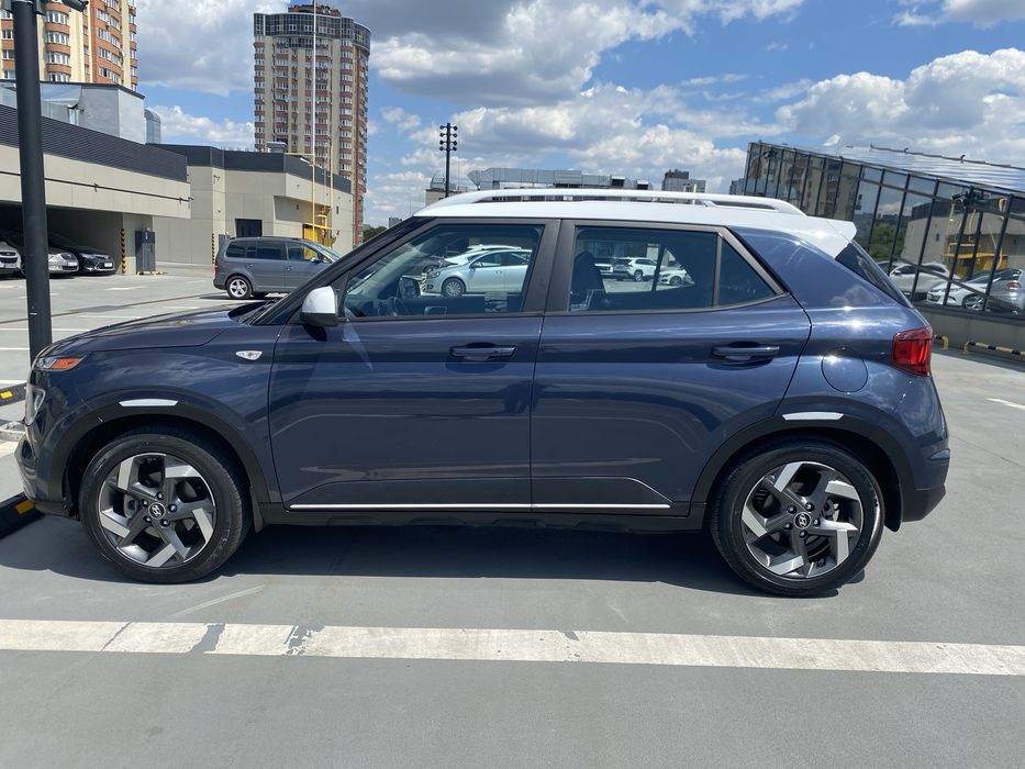 Hyundai.  VENUE    1.6