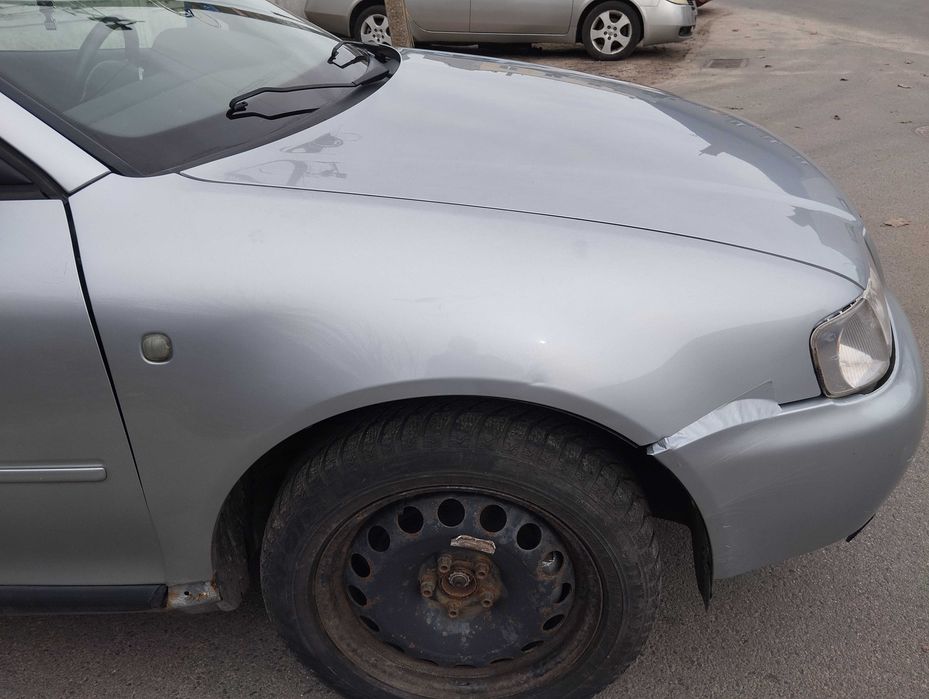 Audi A3 1.6i 3D 8L 2002r. Błotnik przedni prawy.