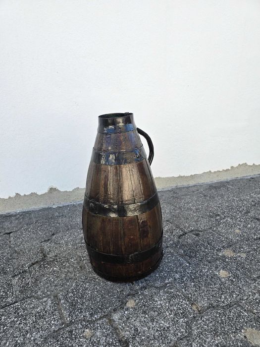 Caneco de madeira antigo de fabrico artesanal