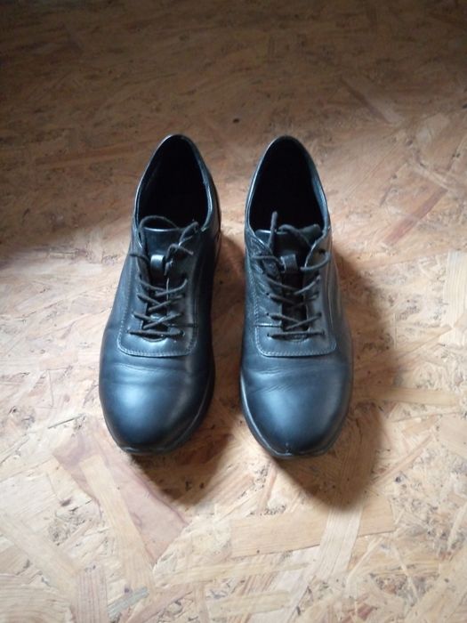 Шкіряні жіночі кросівки.