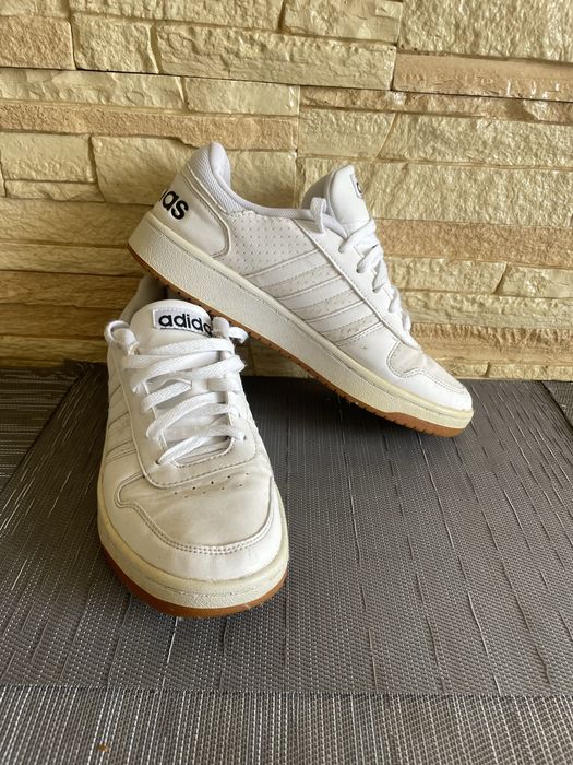 Кросівки adidas.