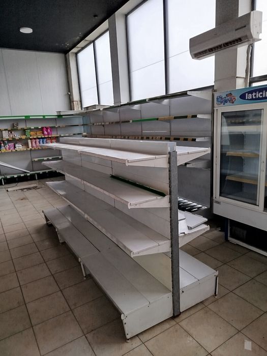 Estantes centro supermercado