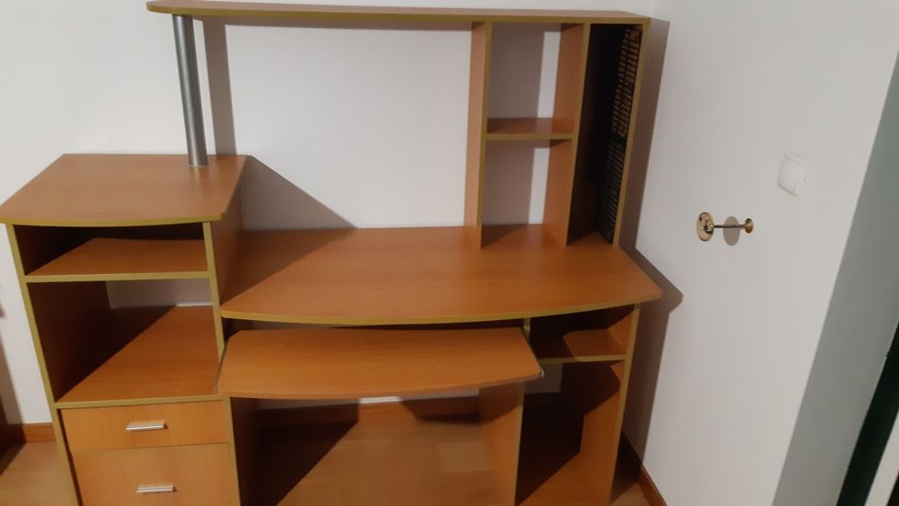 Secretária com estante e gavetas