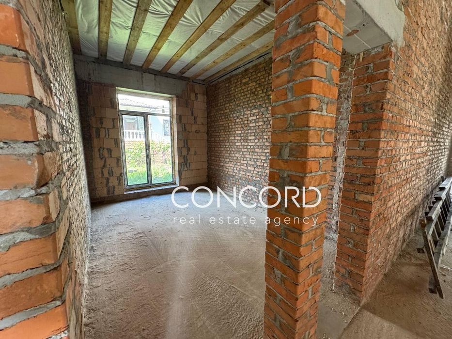 Оболонь. КМ "Чорнобилець-Оболонь", 6-та Лінія, 13. Продам будинок