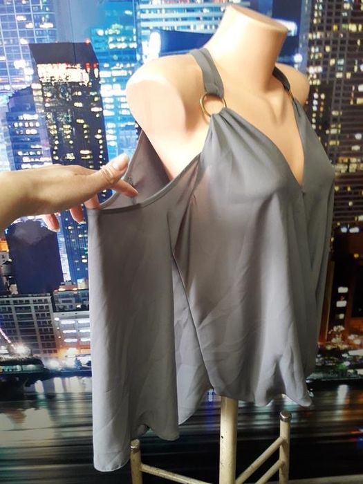 Блузка з відкритими плечима