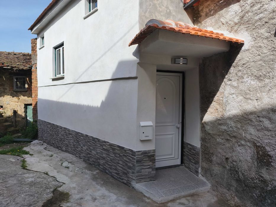 Aluga-se pequena moradia T2 mobilada – Canas de Santa Maria