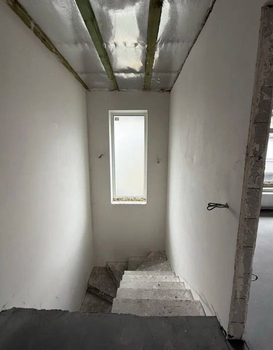 Сучасний будинок з чистовим оздобленням.