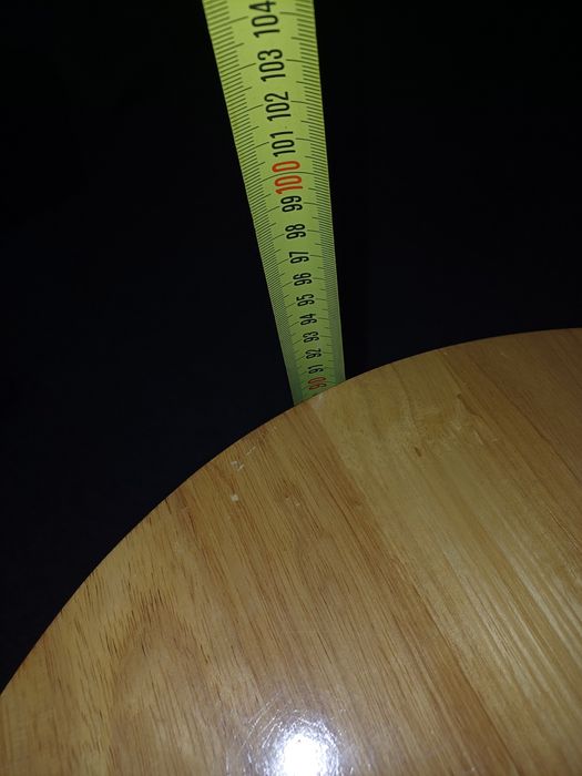 Mesa com prateleiras