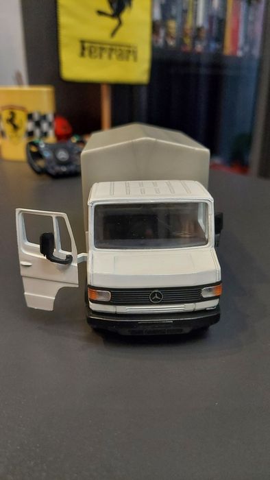 Модель 1/43 Mercedes-Benz 507D-811D NZG Models, Solido